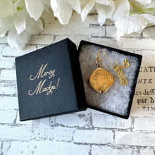 画像をギャラリービューアに読み込む, Antique 9ct Yellow Gold Engraved Shield Square Locket Pendant Necklace. Victorian/ Edwardian Gold Rhombus Locket & Anchor Chain.