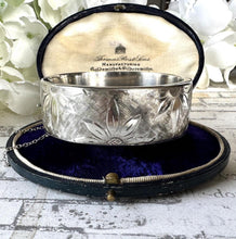 画像をギャラリービューアに読み込む, Vintage Engraved Daisy Wide Sterling Silver Hinged Bangle Bracelet. Victorian Style English Silver Cuff Bracelet, Hallmarked Birmingham 1964