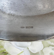 画像をギャラリービューアに読み込む, Vintage Engraved Daisy Wide Sterling Silver Hinged Bangle Bracelet. Victorian Style English Silver Cuff Bracelet, Hallmarked Birmingham 1964