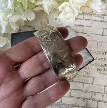 画像をギャラリービューアに読み込む, Vintage Engraved Daisy Wide Sterling Silver Hinged Bangle Bracelet. Victorian Style English Silver Cuff Bracelet, Hallmarked Birmingham 1964