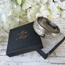 画像をギャラリービューアに読み込む, Vintage Engraved Daisy Wide Sterling Silver Hinged Bangle Bracelet. Victorian Style English Silver Cuff Bracelet, Hallmarked Birmingham 1964