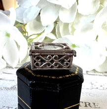 Charger l'image dans la galerie, Vintage 1960s Sterling Silver Mad Money Charm Pendant - Opens to Reveal A Pound Note