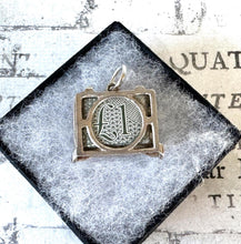Charger l'image dans la galerie, Vintage 1960s Sterling Silver Mad Money Charm Pendant - Opens to Reveal A Pound Note