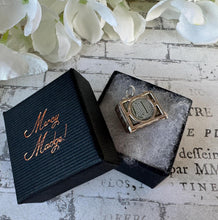 Charger l'image dans la galerie, Vintage 1960s Sterling Silver Mad Money Charm Pendant - Opens to Reveal A Pound Note