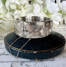 画像をギャラリービューアに読み込む, Vintage Engraved Daisy Wide Sterling Silver Hinged Bangle Bracelet. Victorian Style English Silver Cuff Bracelet, Hallmarked Birmingham 1964