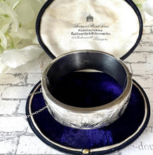画像をギャラリービューアに読み込む, Vintage Engraved Daisy Wide Sterling Silver Hinged Bangle Bracelet. Victorian Style English Silver Cuff Bracelet, Hallmarked Birmingham 1964