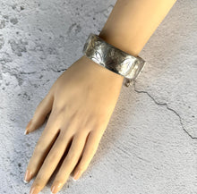 画像をギャラリービューアに読み込む, Vintage Engraved Daisy Wide Sterling Silver Hinged Bangle Bracelet. Victorian Style English Silver Cuff Bracelet, Hallmarked Birmingham 1964