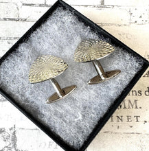 Carica l'immagine nel visualizzatore di Gallery, Vintage 1960s Sterling Silver Cufflinks - Guilloche Engraved Sunbursts - London Hallmarks. Wedding Groom, Dapper Dandy Formal Gifts For Him