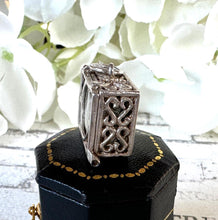 Charger l'image dans la galerie, Vintage 1960s Sterling Silver Mad Money Charm Pendant - Opens to Reveal A Pound Note