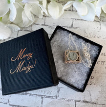 Charger l'image dans la galerie, Vintage 1960s Sterling Silver Mad Money Charm Pendant - Opens to Reveal A Pound Note