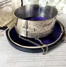 画像をギャラリービューアに読み込む, Vintage English Sterling Silver Floral Engraved Bangle Bracelet. Victorian Style Wide Heavy Hinged Bangle, Hallmarked Birmingham 1965
