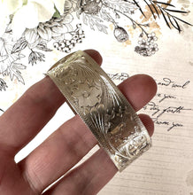 画像をギャラリービューアに読み込む, Vintage English Sterling Silver Floral Engraved Bangle Bracelet. Victorian Style Wide Heavy Hinged Bangle, Hallmarked Birmingham 1965