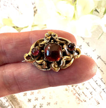 画像をギャラリービューアに読み込む, Antique Georgian 9ct Gold Cushion Cut Red Garnet Cravat Pin/Small Brooch
