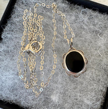 画像をギャラリービューアに読み込む, Vintage Whitby Jet Sterling Silver Pendant Necklace. English jet Black Gemstone Silver Pendant & Chain. Minimalist Pendant On Cable Chain