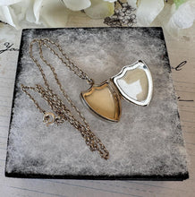 画像をギャラリービューアに読み込む, Antique Heart Shaped Shield Sterling Silver Locket & Chain. Victorian/Edwardian 2-Photo Silver Locket Necklace, Hallmarked Birmingham 1905