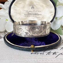 画像をギャラリービューアに読み込む, Vintage English Sterling Silver Floral Engraved Bangle Bracelet. Victorian Style Wide Heavy Hinged Bangle, Hallmarked London 1959