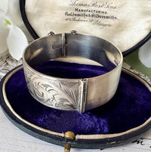 画像をギャラリービューアに読み込む, Vintage English Sterling Silver Floral Engraved Bangle Bracelet. Victorian Style Wide Heavy Hinged Bangle, Hallmarked London 1959