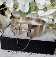 画像をギャラリービューアに読み込む, Vintage English Sterling Silver Floral Engraved Bangle Bracelet. Victorian Style Wide Heavy Hinged Bangle, Hallmarked London 1959