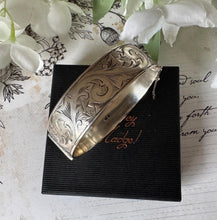 画像をギャラリービューアに読み込む, Vintage English Sterling Silver Floral Engraved Bangle Bracelet. Victorian Style Wide Heavy Hinged Bangle, Hallmarked London 1959