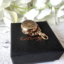 Carica l'immagine nel visualizzatore di Gallery, Antique 9ct Gold Masonic Royal Arch Spinner Fob Pendant, 1905 Hallmark. Victorian/Edwardian Engraved Golden White Agate Freemasons Seal Fob