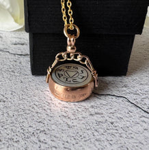 Carica l'immagine nel visualizzatore di Gallery, Antique 9ct Gold Masonic Royal Arch Spinner Fob Pendant, 1905 Hallmark. Victorian/Edwardian Engraved Golden White Agate Freemasons Seal Fob
