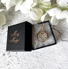 Carica l'immagine nel visualizzatore di Gallery, Antique 9ct Gold Masonic Royal Arch Spinner Fob Pendant, 1905 Hallmark. Victorian/Edwardian Engraved Golden White Agate Freemasons Seal Fob