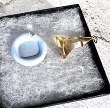 画像をギャラリービューアに読み込む, Georgian 9ct Gold Love Token Intaglio Seal Pendant Engraved "Forget Thee? No!" Antique Paste Citrine Tassie Style Wax Seal Pendant Fob