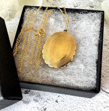 Lade das Bild in den Galerie-Viewer, Antique Victorian Guilloche Engraved Pie Crust Rolled Gold Locket On 14ct Gold Filled Chain. Yellow Gold Oval Photo Locket Pendant Necklace
