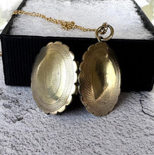 Lade das Bild in den Galerie-Viewer, Antique Victorian Guilloche Engraved Pie Crust Rolled Gold Locket On 14ct Gold Filled Chain. Yellow Gold Oval Photo Locket Pendant Necklace