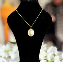 Lade das Bild in den Galerie-Viewer, Antique Victorian Guilloche Engraved Pie Crust Rolled Gold Locket On 14ct Gold Filled Chain. Yellow Gold Oval Photo Locket Pendant Necklace
