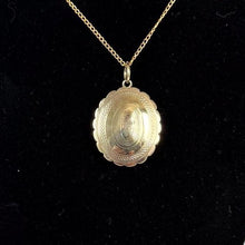 Lade das Bild in den Galerie-Viewer, Antique Victorian Guilloche Engraved Pie Crust Rolled Gold Locket On 14ct Gold Filled Chain. Yellow Gold Oval Photo Locket Pendant Necklace