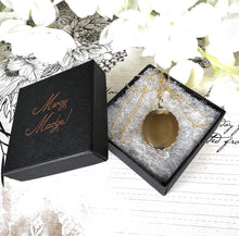 Lade das Bild in den Galerie-Viewer, Antique Victorian Guilloche Engraved Pie Crust Rolled Gold Locket On 14ct Gold Filled Chain. Yellow Gold Oval Photo Locket Pendant Necklace