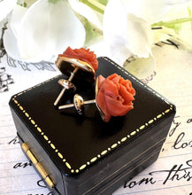 Cargar imagen en el visor de la galería, Vintage 18ct Gold Red Coral Carved Rose Earrings