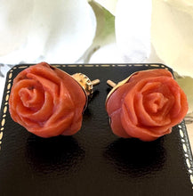 Cargar imagen en el visor de la galería, Vintage 18ct Gold Red Coral Carved Rose Earrings