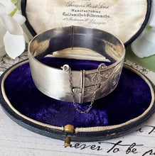 画像をギャラリービューアに読み込む, Vintage English Sterling Silver Floral Engraved Bangle Bracelet. Victorian Style Wide Heavy Hinged Bangle, Hallmarked London 1959