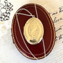 Lade das Bild in den Galerie-Viewer, Vintage English Quatrefoil Sterling Silver Locket Pendant Necklace. Art Nouveau Style Floral Engraved Silver Oval Photo Locket On Chain