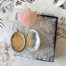 Lade das Bild in den Galerie-Viewer, Vintage English Quatrefoil Sterling Silver Locket Pendant Necklace. Art Nouveau Style Floral Engraved Silver Oval Photo Locket On Chain