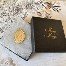 Lade das Bild in den Galerie-Viewer, Vintage English Quatrefoil Sterling Silver Locket Pendant Necklace. Art Nouveau Style Floral Engraved Silver Oval Photo Locket On Chain