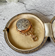 Carica l'immagine nel visualizzatore di Gallery, Antique 9ct Gold Masonic Royal Arch Spinner Fob Pendant, 1905 Hallmark. Victorian/Edwardian Engraved Golden White Agate Freemasons Seal Fob