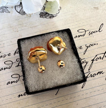 Cargar imagen en el visor de la galería, Vintage 18ct Gold Red Coral Carved Rose Earrings