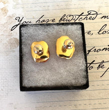Cargar imagen en el visor de la galería, Vintage 18ct Gold Red Coral Carved Rose Earrings