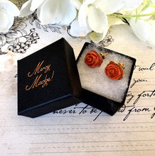 Cargar imagen en el visor de la galería, Vintage 18ct Gold Red Coral Carved Rose Earrings