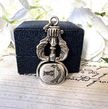 画像をギャラリービューアに読み込む, Rare Georgian Silver Triple Seal Swivel Fob Pendant with Family Crests. Large Antique Sterling Silver Engraved Intaglio Wax Seal Spinner Fob