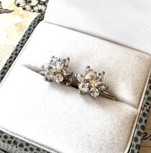 Charger l'image dans la galerie, Antique Art Deco 1.25ct White Spinel Cluster Flower Earrings. Vintage 1930s 9ct White Gold Screw Back Daisy Cluster Stud Earrings.