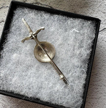 Carica l'immagine nel visualizzatore di Gallery, Vintage Scottish Silver Celtic Shield & Sword Brooch, Alexander Ritchie. Sterling Silver Traditional Scottish Lapel Pin/Small Kilt Pin