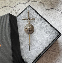 Carica l'immagine nel visualizzatore di Gallery, Vintage Scottish Silver Celtic Shield & Sword Brooch, Alexander Ritchie. Sterling Silver Traditional Scottish Lapel Pin/Small Kilt Pin