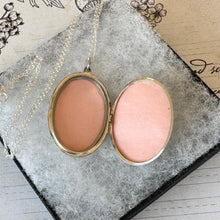 Lade das Bild in den Galerie-Viewer, Vintage English Quatrefoil Sterling Silver Locket Pendant Necklace. Art Nouveau Style Floral Engraved Silver Oval Photo Locket On Chain