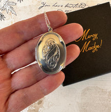 Lade das Bild in den Galerie-Viewer, Vintage English Quatrefoil Sterling Silver Locket Pendant Necklace. Art Nouveau Style Floral Engraved Silver Oval Photo Locket On Chain