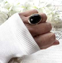 画像をギャラリービューアに読み込む, Vintage Whitby Jet Sterling Silver Ring. Large English Jet Cabochon Cocktail Ring. Chunky 1980's Black Gemstone Statement Ring, M-1/2/6-1/2
