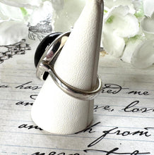 画像をギャラリービューアに読み込む, Vintage Whitby Jet Sterling Silver Ring. Large English Jet Cabochon Cocktail Ring. Chunky 1980's Black Gemstone Statement Ring, M-1/2/6-1/2